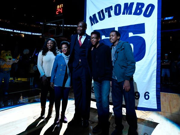 Berita Basket: Nuggets Pensiunkan Nomor '55' Milik Mutombo