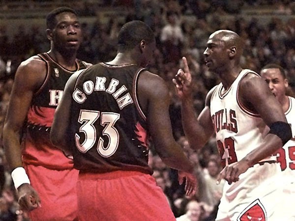 Ragam Basket: Mengenang Momen Jordan Membalas Gaya Mutombo