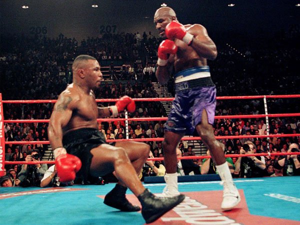 Ragam Tinju: Mengenang Kemenangan TKO Evander Holyfield Atas Mike Tyson