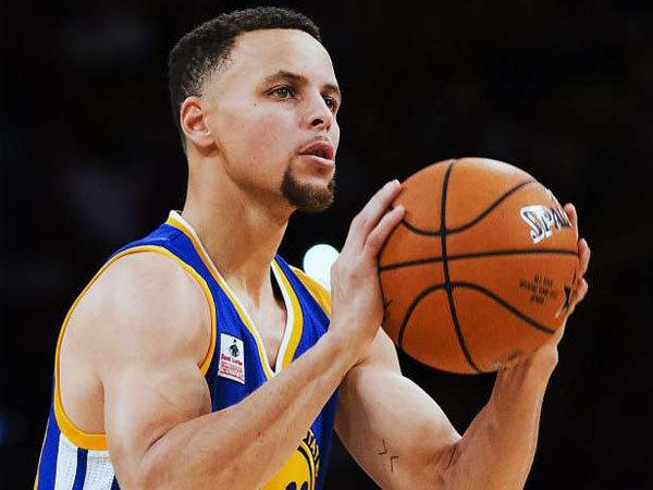 Berita Basket: Mampukah Stephen Curry Pecahkan Rekor Tembakan Tiga Poin Miliknya?