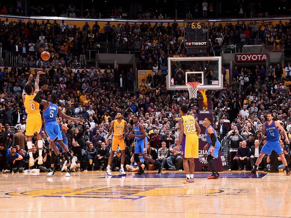 Berita Basket: Curi Umpan Rekan Setim, Nick Young Lesakkan Tembakan Kemenangan Lakers Atas Thunders