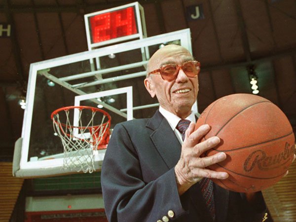 Ragam Basket: Mengenang Danny Biasone, Pencipta ‘24-Shot Clock’ di NBA