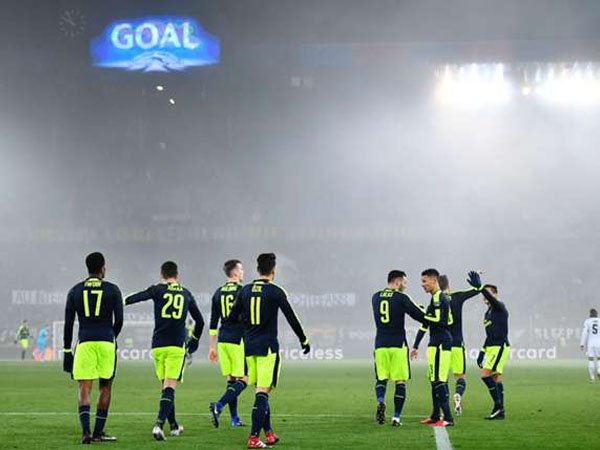Berita Liga Champions: Ada Kecelakaan Pesawat, Fans Arsenal Terlantar di Basel