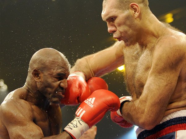 Ragam Tinju: Delapan Tahun Lalu, Nikolay Valuev ‘Rampok’ Kemenangan Evander Holyfield