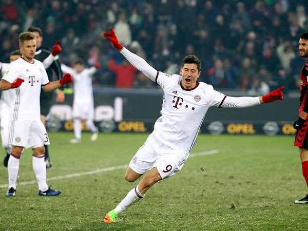 Review Liga Jerman: Freiburg 1-2 Bayern, Lewandowski Bawa FC Hollywood Raih Kemenangan Dramatis