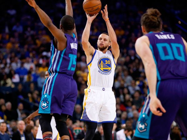 Berita Basket: Curry Lesakkan 11 Tembakan 3-Poin, Warriors Bantai Hornets