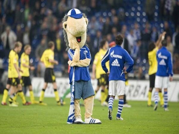 Berita Liga Jerman: Maskot Schalke Kartu Merah Wasit karena Tak Berikan Penalti