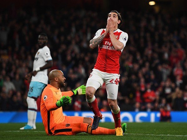 Berita Liga Inggris: Arsene Wenger Nilai Kritikan Kepada Hector Bellerin Tidak Adil