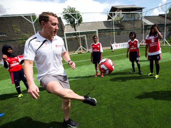 Berita Liga Inggris: Legenda Arsenal Buka Lapangan Baru di Kawasan Kumuh Jakarta