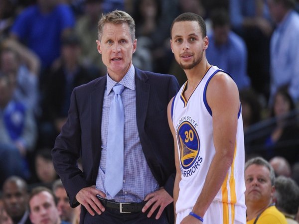 Berita Basket: Sakit, Steve Kerr Masih Absen Melatih Golden State Warriors