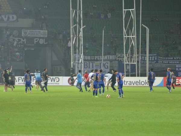 Berita Liga 1 Indonesia: Umuh Kecewa Pada Bobotoh yang Lakukan Pitch Invasion