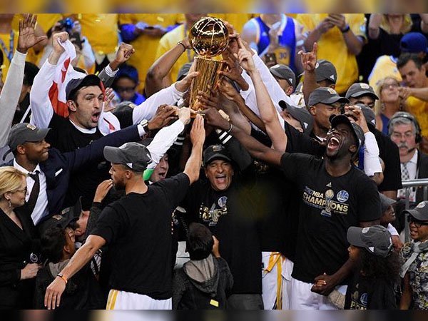 Berita Basket: Warriors Pastikan Gelar Juara NBA Kedua Dalam Tiga Tahun