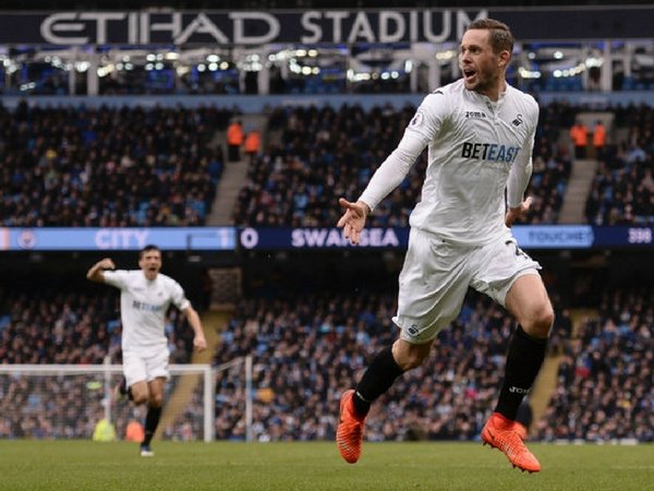 Berita Transfer: Swansea Akan Mempertahankan Sigurdsson Sekuat Tenaga
