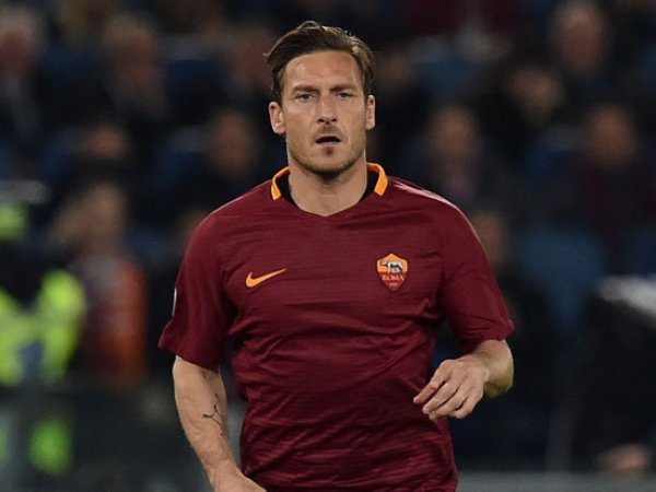 Ragam Sepak Bola: Bertahan di Roma atau Hengkang ke Jepang, Pilih Mana Totti?