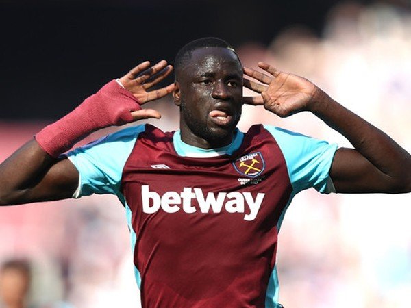 Berita Liga Inggris: Cedera Lutut, Cheikhou Kouyate Dipastikan Absen di Awal Musim