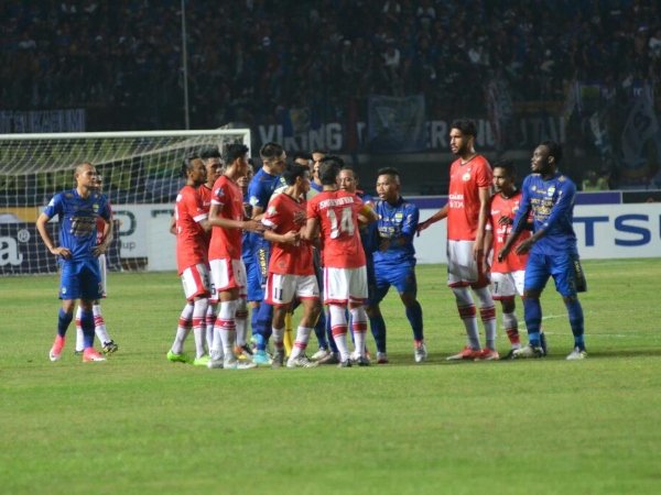 Berita Liga 1 Indonesia: Hujan Botol di GBLA, Persija Minta PSSI Bertindak Tegas