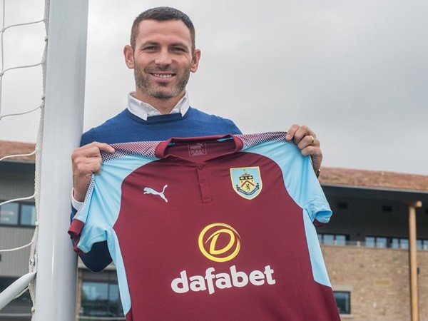 Berita Transfer: Burnley Resmi Dapatkan Bek Skotlandia, Phil Bardsley