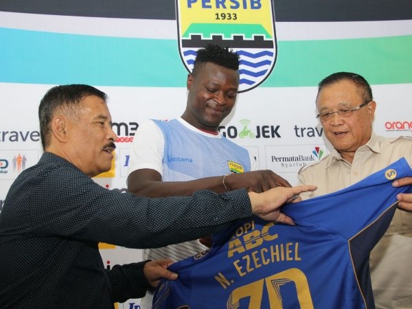 Berita Liga 1 Indonesia: Persib Perkenalkan Ezechiel N'douassel Sebagai Bomber Anyar
