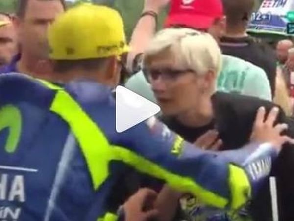 Berita MotoGP: Didorong Saat Minta Foto, Menteri Republik Ceko Cibir Rossi