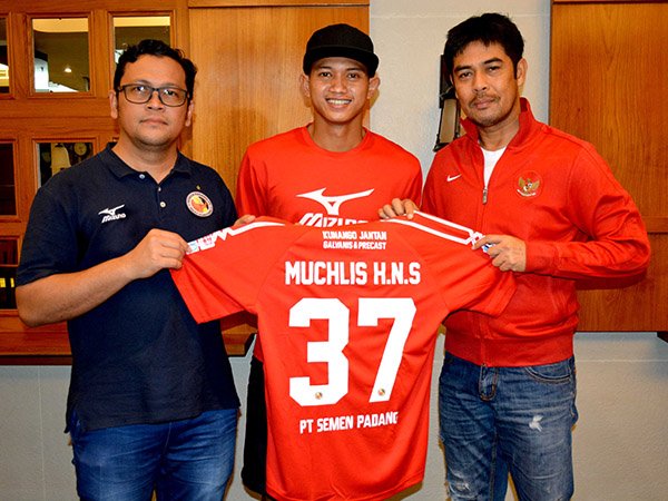 Berita Liga 1 Indonesia: Gagal Debut di Derby Andalas, Muchlis Hadi Diperkenalkan Sebagai Penyarang Anyar Semen Padang