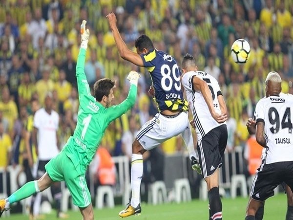 5 Pemain Kena Kartu Merah di Laga Derby Fenerbahce vs Besiktas