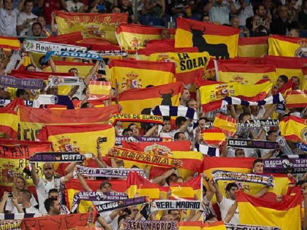 Viva Espana! - Fans Real Madrid Kibarkan Bendera Spanyol di Tengah Kisruh Referendum Catalan