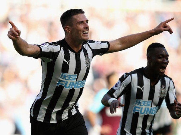 Ciaran Clark Puas, Newcastle Berhasil Tahan Seri Liverpool