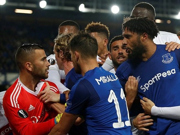 Pemain Bentrok, Pendukung Everton Pukul Kiper Lyon