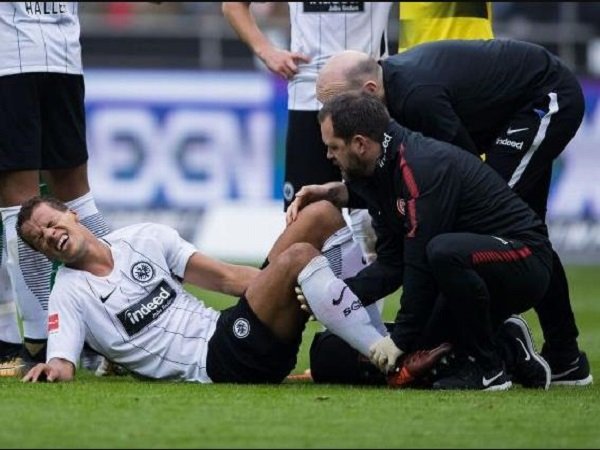 Imbangi Dortmund, Eintracht Frankfurt Kehilangan Timothy Chandler