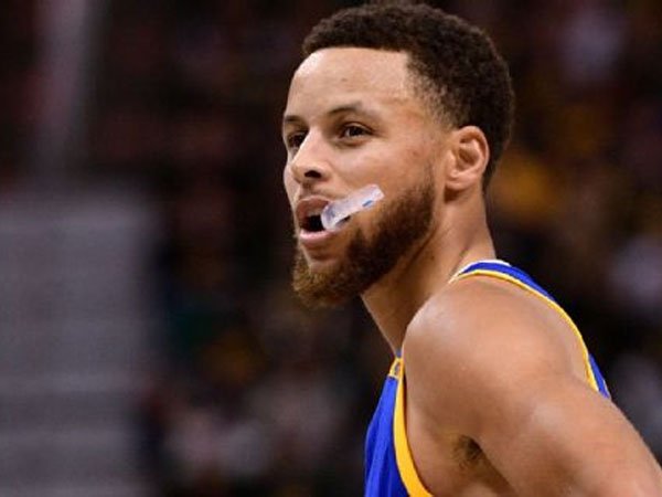 Lempar Pelindung Mulut, Stephen Curry Terkejut Didenda USD50.000