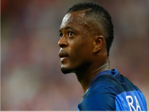 Evra Dilarang Bermain Usai Bentrok Dengan Suporter
