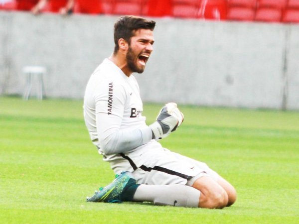 Alisson Bicara Persaingannya dengan Ederson untuk Posisi Kiper Timnas Brasil