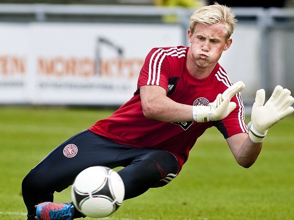 Denmark Ditahan Imbang, Schmeichel Keluhkan Lapangan