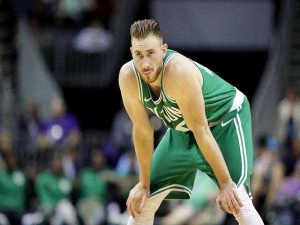 Meski Cedera, Gordon Hayward Tetap Berkontribusi dari Luar Lapangan