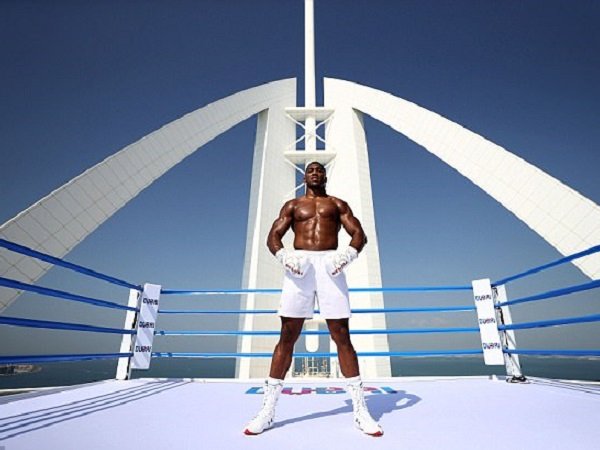 Joshua Berlatih di Puncak Hotel Mewah di Dubai