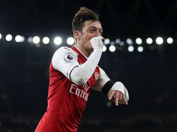 Rio Ferdinand Sarankan MU Boyong Ozil