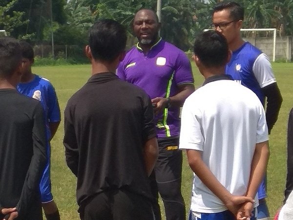 Jacksen F. Tiago Berikan Pelatihan Khusus untuk 11 Anak Tulehu