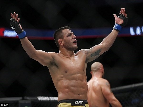 Usai Kalahkan Lawler, Rafael Dos Anjos Inginkan Gelar Kelas Welter UFC