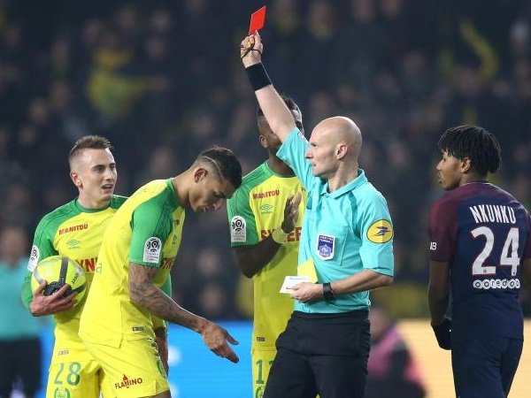 Presiden Nantes Tuntut Wasit yang Tendang Pemain Dihukum