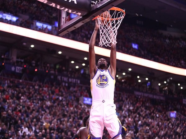 Stephen Curry Kembali, Warriors Tundukkan Raptors