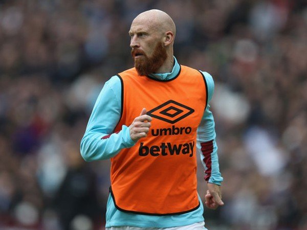 Brighton & Hove Albion Tertarik Datangkan James Collins