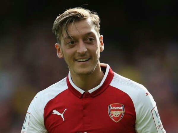 Bellerin Sudah Yakin Mesut Ozil Akan Perpanjang Kontrak di Arsenal