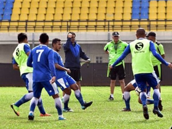 Jepara Hujan, Persib Latihan di Lapangan Futsal