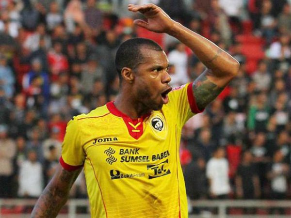 Hilton Gabung Persipura Karena Faktor Boaz Salossa