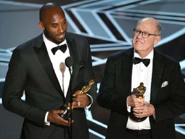 Hebat, Kobe Bryant Bawa Pulang Satu Trofi Piala Oscar