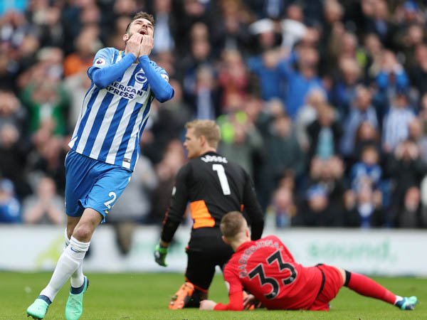Davy Propper Dikartu Merah, Chris Hughton Sulit Terima Keputusan Wasit