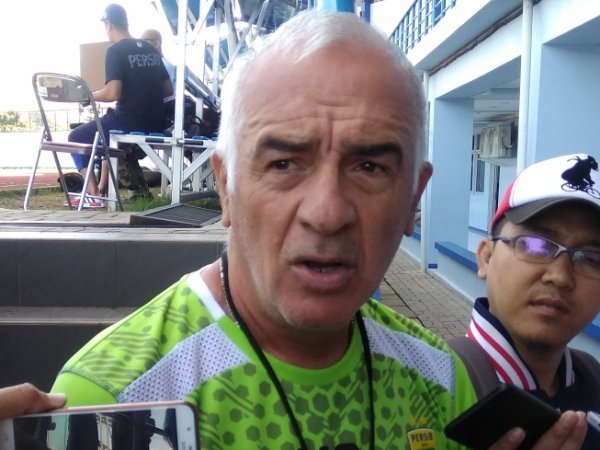 Gomez Beri Peringatan Untuk Bek-Bek Muda Persib