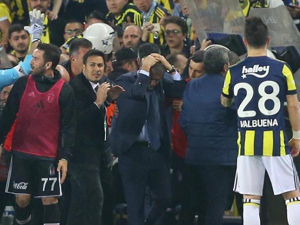 Derbi Istanbul Dihentikan Usai Pelatih Besiktas Terluka Kena Lemparan Dari Penonton