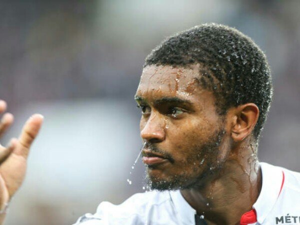 West Ham United Incar Bek Buangan Barcelona