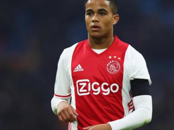 Justin Kluivert Setuju Bergabung Ke Roma